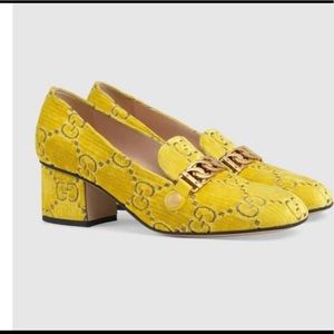 Gucci Yellow Velvet GG Sylvie Pumps shoe.